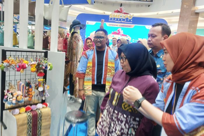 DORONG UMKM: Manager Communication, Relations and CSR Pertamina Patra Niaga Jatimbalinus, Ahad Rahedi (kiri) dan Kadinkopumdag Kota Surabaya, Febrina Kusumawati (tengah) meninjau stan UMKM Pertamina