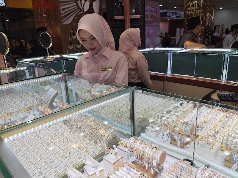 KILAU: Seorang karyawan menjaga pameran emas yang digelar di Plasa Surabaya beberapa waktu lalu.