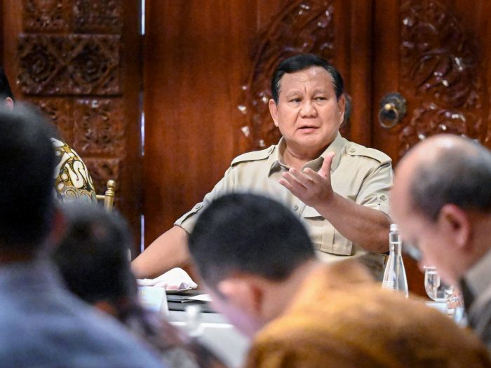 FOKUS: Presiden Prabowo memimpin pertemuan yang dihadiri oleh Wapres RI Gibran Rakabuming beserta sejumlah menteri Kabinet Merah Putih, di Kertanegara, Jakarta, Minggu (12/10/2025).