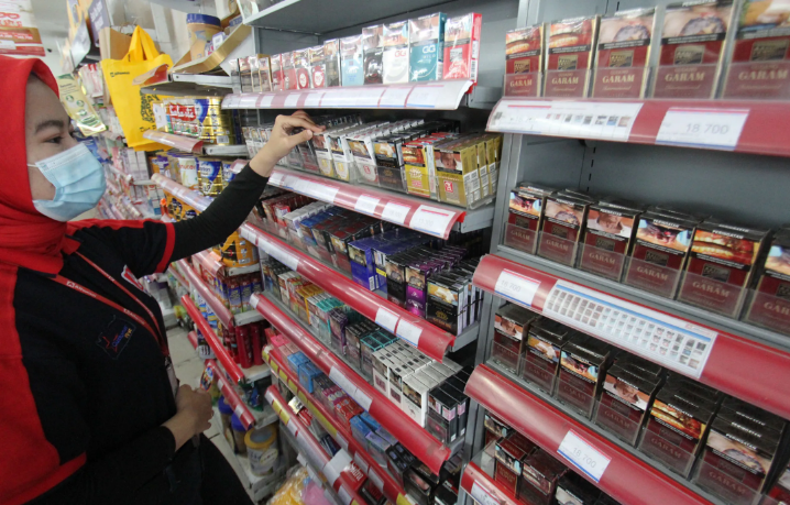 PAJANG: Penjualan beragam merek rokok di salah satu minimarket.