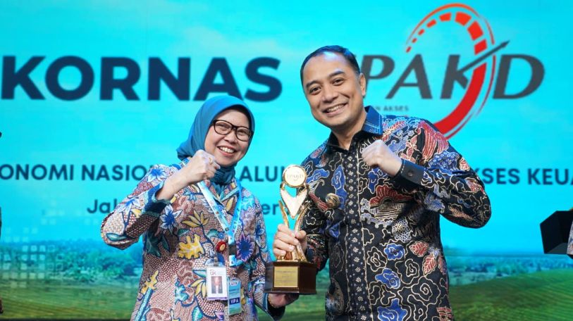 SEMANGAT: Kepala OJK Provinsi Jawa Timur Yunita Linda Sari bersama Wali Kota Surabaya Eri Cahyadi yang mendapatkan TPAKD Award 2025.