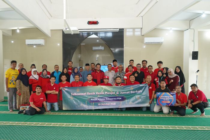 BERKAH: Karyawan Telkomsel saat kegiatan Resik-Resik Masjid dan Jumat Berkah usai launching eRT di kawasan Sidosermo, Jumat (10/10).