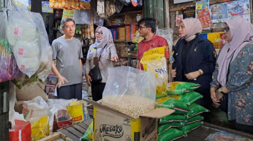 PASAR TRADISIONAL: Penyaluran beras SPHP oleh Perum Bulog telah mencapai hampir 500 ribu ton, dan disebut berhasil menjaga stabilitas harga pangan serta menekan inflasi di seluruh Indonesia.