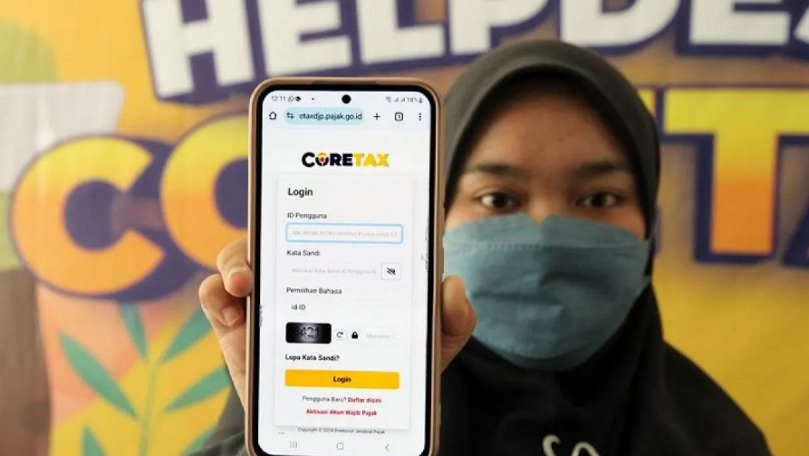 ILUSTRASI: Salah seorang wajib pajak menunjukkan Aplikasi Coretax.