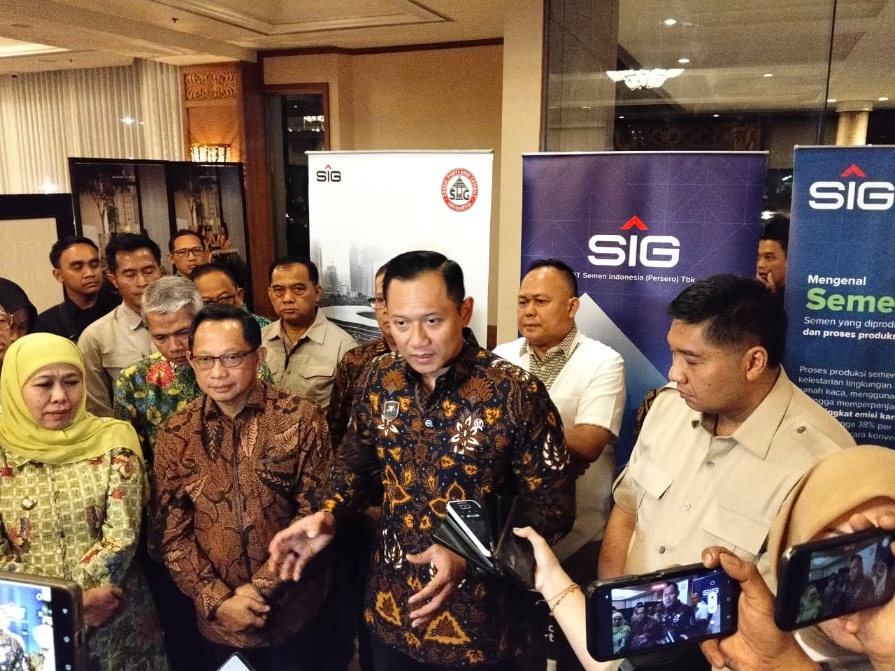 DOORSTOP: Menko Infrastruktur Agus Harimurti Yudhoyono (dua dari kanan), Mendagri Tito Karnavian (dua dari kiri), Menteri PKP Maruarar Sirait (kanan), dan Gubernur Jatim Khofifah Indar Parawansa.