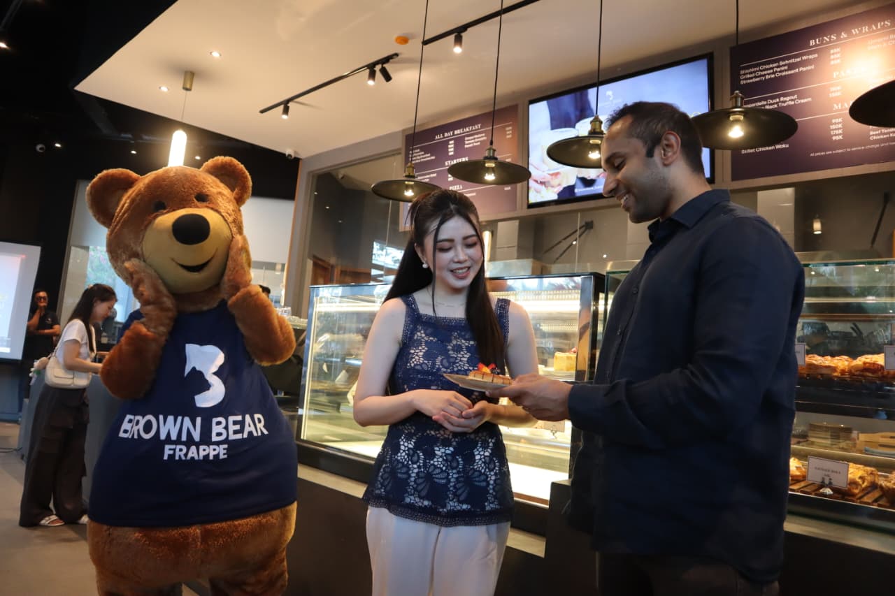 MOMEN: Owner LSD Group Dylan De Silva menjelaskan pastry andalan Brown Bear kepada salah satu konsumen.