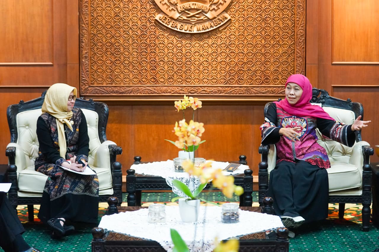 SILATURAHMI: Gubernur Jatim Khofifah Indar Parawansa (kanan) berbincang dengan Kepala OJK Jatim Yunita Linda Sari.