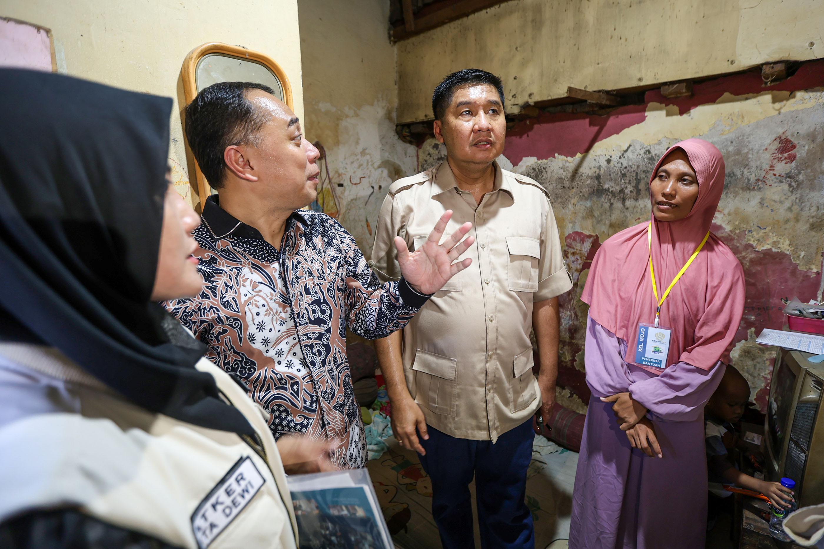SOLID: Didampingi Wali Kota Eri, Menteri Ara meninjau salah satu RTLH di kawasan Mojo, Surabaya, Kamis (16/10/2025).