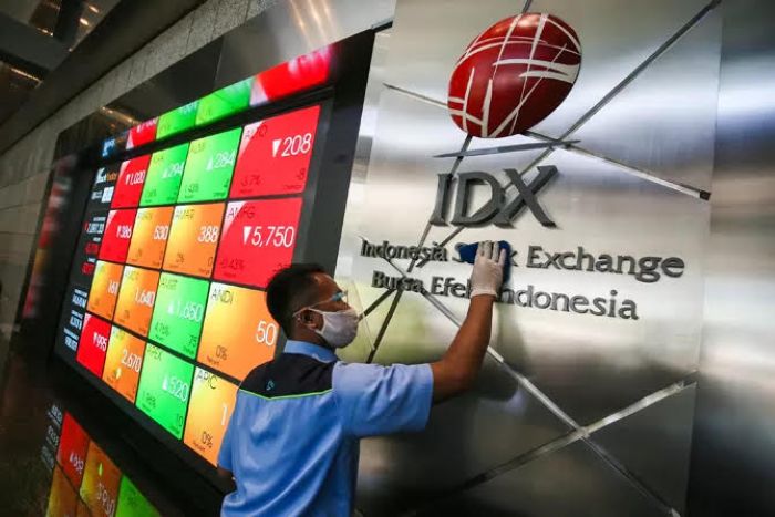 ILUSTRASI: Aktivitas perdagangan saham di kantor BEI Jakarta.