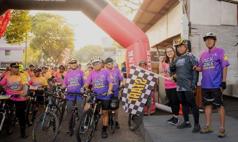 FUN BIKE:Maria Nency mengibarkan bendera start dalam acara Back To Bike di Fresh Market CitraLand Surabaya.