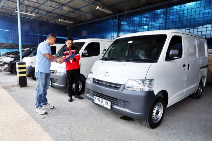 TRAC PEDULI UMKM: Konsumen mendapat penjelasan terkait kesiapan armada Daihatsu Gran Max yang akan disewa, di Kantor TRAC di Jalan Raya Condet, Jakarta Timur.