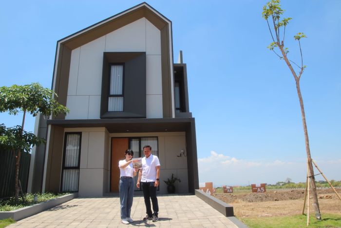 TUMBUH: Sherin Soemargo dan Surjo Wibowo menjelaskan segmen muda di Sidoarjo terus bertumbuh dan banyak mencari hunian dengan konsep modern dengan fasilitas lengkap.