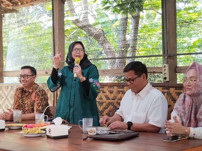KERJA SAMA: Kepala OJK Jatim Yunita Linda Sari menjelaskan mengenai upaya pihaknya untuk mendongkrak literasi keuangan masyarakat Jawa Timur.