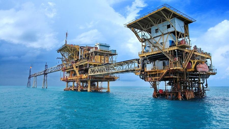 LEPAS PANTAI: Salah satu kegiatan eksplorasi yang dilakukan Pertamina untuk memenuhi target produksi minyak dan gas nasional.