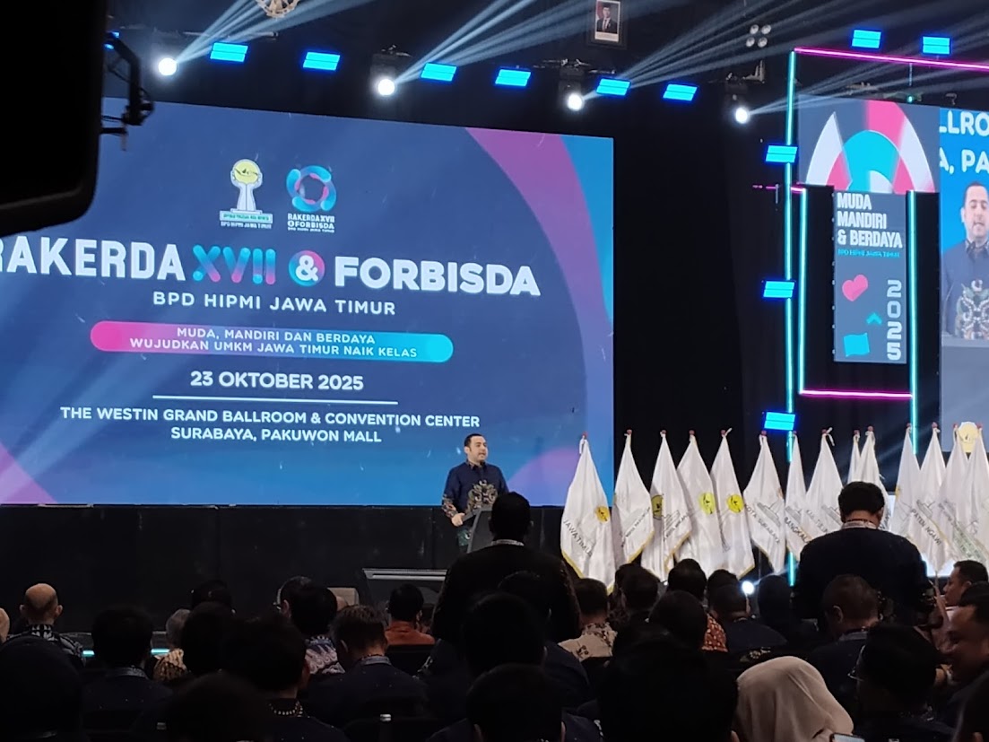 PIDATO: Ketua Umum BPD Hipmi Jatim Ahmad Salim Assegaf menyampaikan sambutannya di acara Rakerda XVII dan Forbisda dengan tema &ldquo;Muda Mandiri dan Berdaya Wujudkan UMKM Jawa Timur Naik Kelas&rdquo;.