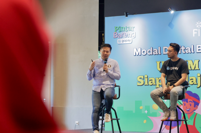 BERBAGI: Cokro Gunawan Widjaja (kiri), Certified Financial Planner yang menjadi narasumber acara UMKM Surabaya Pintar bersama Berly Ramanda Saputra, Growth Sr Manager GoPay Pinjam Modal.