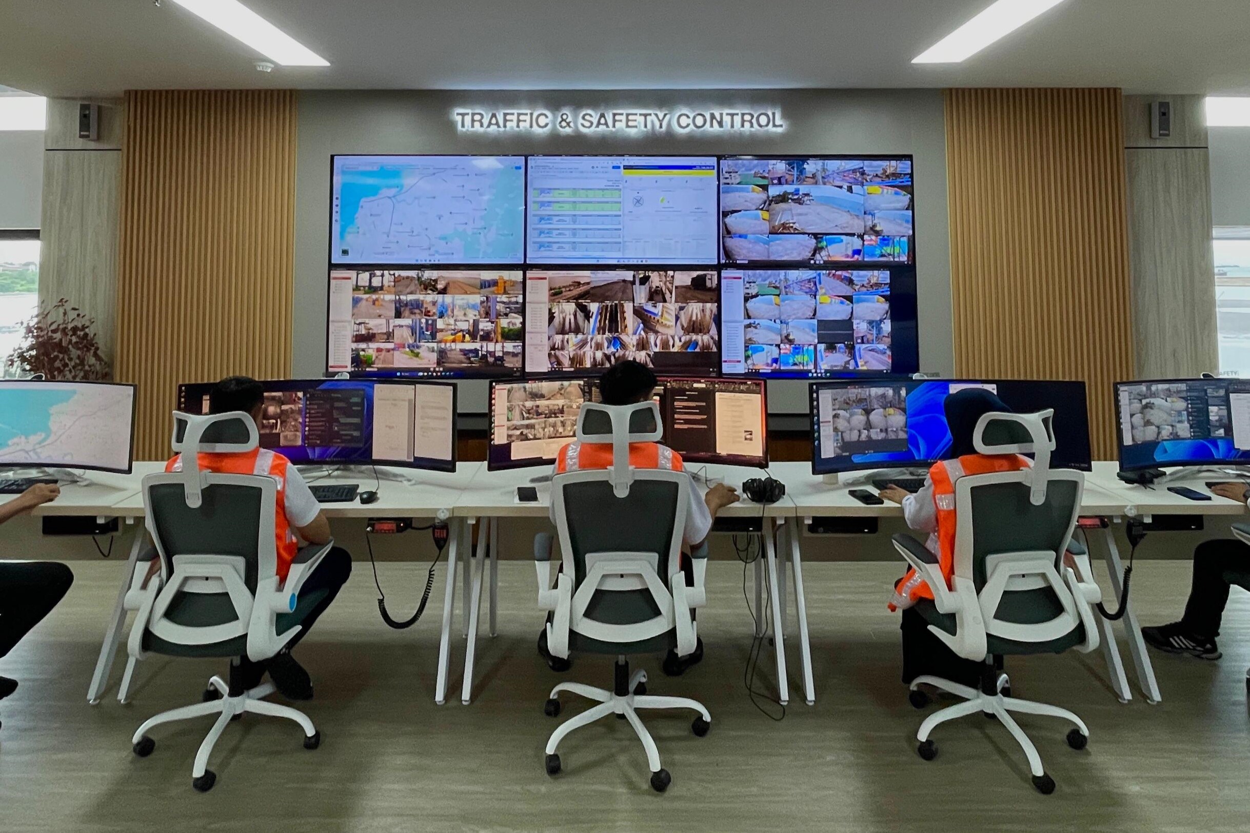 PANTAU: Pelindo menerapkan Terminal Booking System (TBS) di sejumlah pelabuhan, khususnya peti kemas.