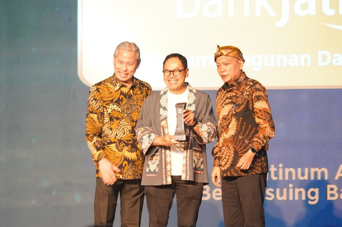 PRESTASI: Direktur IT, Digital & Operasional Bank Jatim, Wiweko Probojakti, menerima penghargaan ATM Bersama Award 2025 yang digelar di Hotel Mulia, Nusa Dua, Bali.