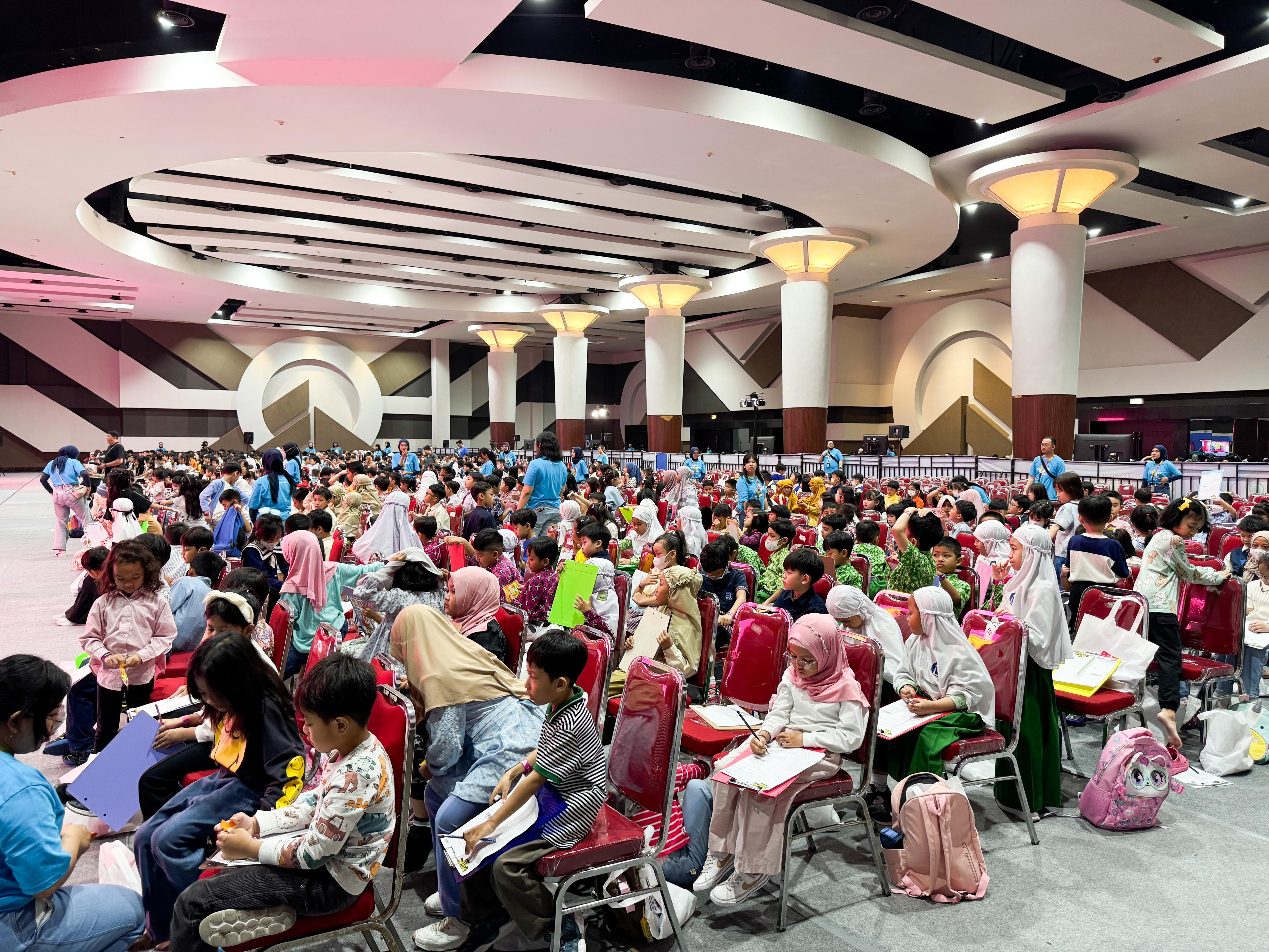 KOMPETISI: English 1 Surabaya kembali gelar kompetisi mengeja Bahasa Inggris terbesar tingkat regional bertajuk Spelling Bee Competition di Tunjungan Convention Center Surabaya, Minggu (26/10/2025)