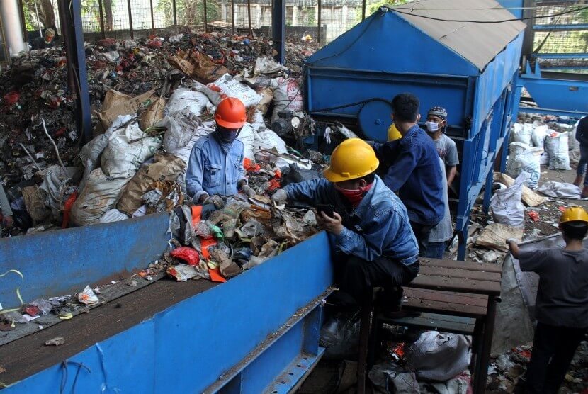 PROYEK: Pemilahan sampah di PLTSa Benowo Surabaya.