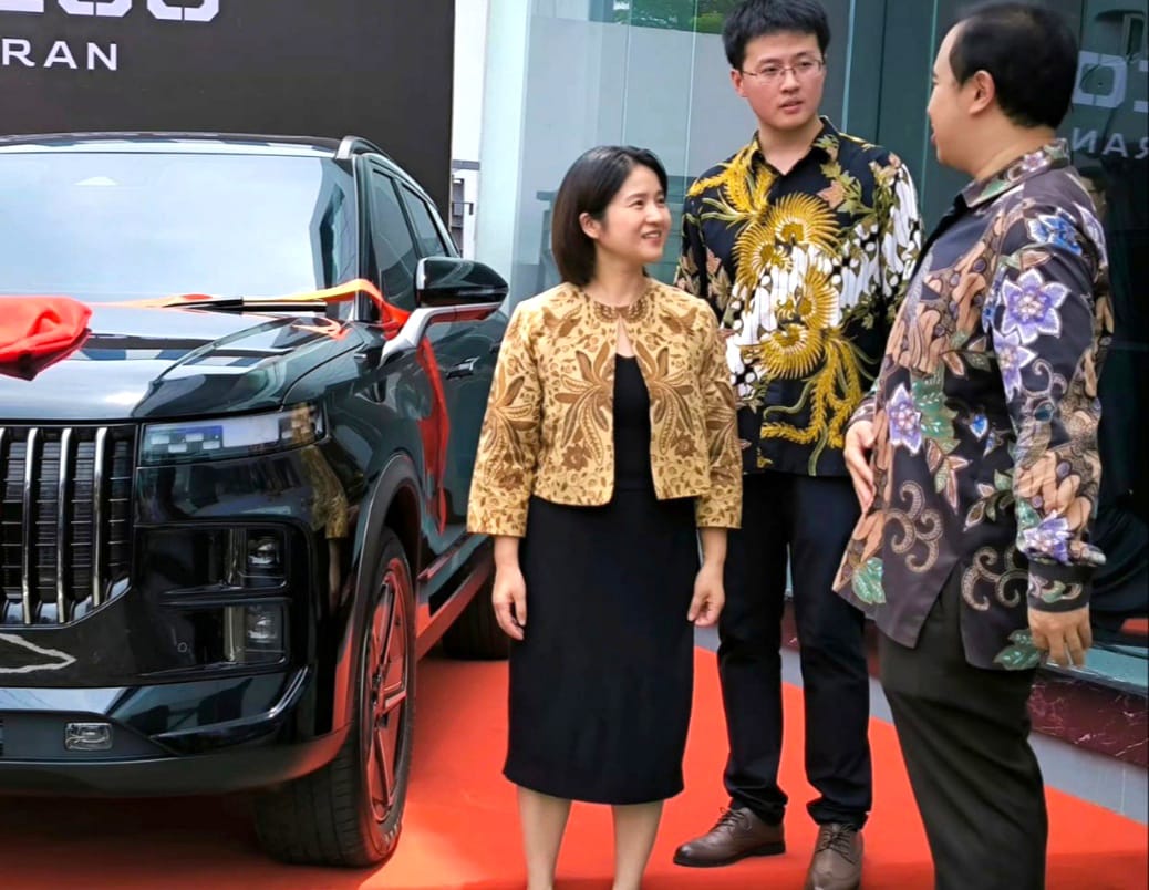 TETAP EKSPANSIF: Max Zhou (kiri) berbincang dengan mitra bisnis dari Surabaya tentang peluang market mobil kelas premium di Surabaya.