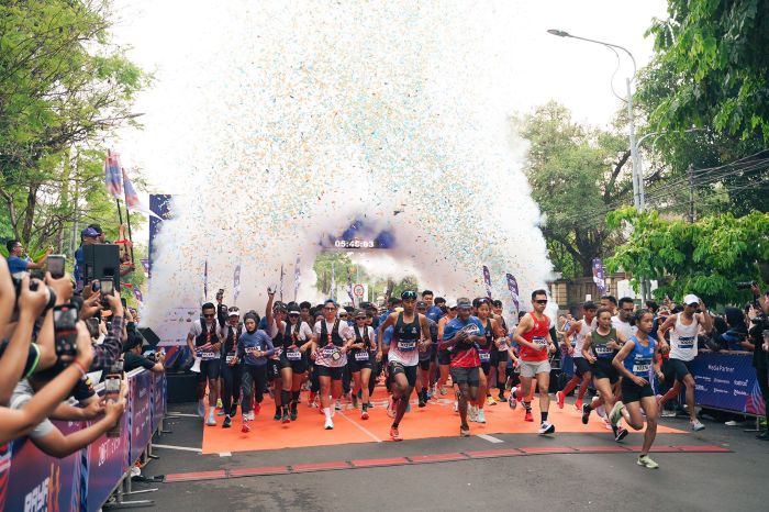 START: Ribuan pelari berpartisipasi di ajang Raya Run yang dihelat hari ini, Minggu (26/10/12), di Kota Surabaya.