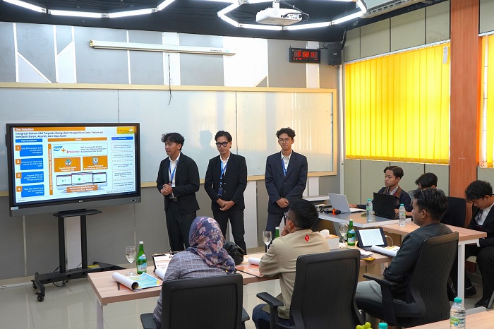 PRESENTASI: Salah satu tim saat mempresentasikan analisis bisnisnya di kompetisi RISE! 2025.
