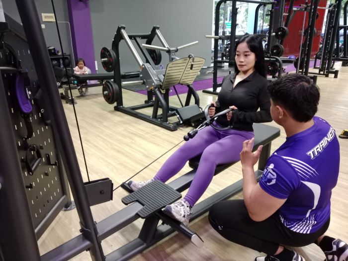 DISIPLIN: Salah satu personal trainer Fit & Fit Fitness sedang mengawal salah satu member untuk menjaga kebugaran tubuh.