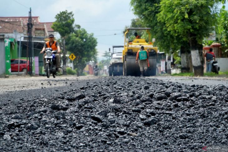 ILUSTRASI: Pperbaikan salah satu titik jalan rusak di Provinsi Jawa Timur.
