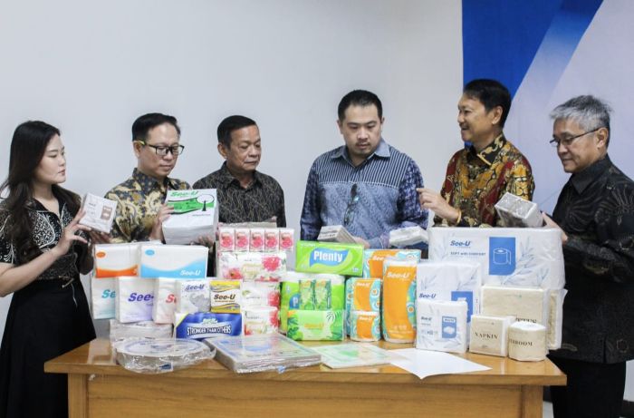 PRODUK UNGGULAN: Dari kanan: Subiantara, Hendro Luhur, Edward Sopanan, Tan Juanto, Buyung Oktaviano dan Alberta Angela menjelaskan produk unggulan Suparma yang penjualannya naik tipis
