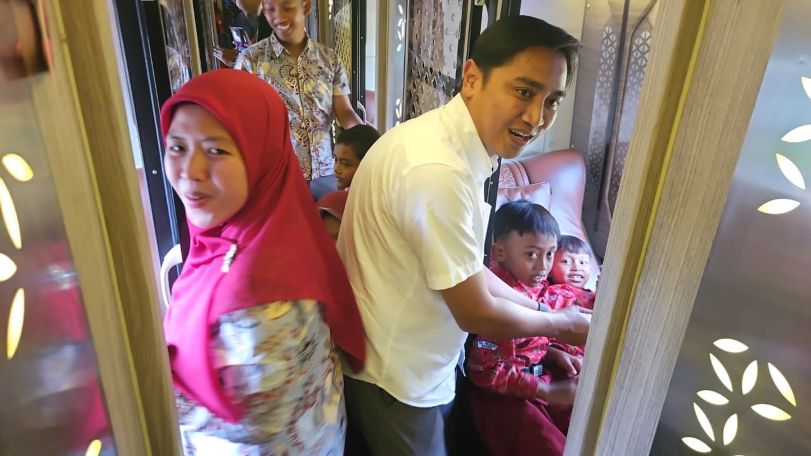 SAYANG: Suluk Waseso Segoro mengajak murid-murid SD di Malang naik ke bus Juragan 99 untuk lebih mengenal program edukasi Salud (Sadar Keselamatan Lalu Lintas Usia Dini).