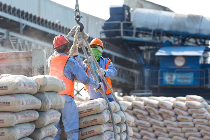 SIAP: Proses bongkar muat produk zak Semen Gresik untuk siap diangkut ke truk distribusi semen di Dermaga Terminal Khusus (Tersus) SIG di Kabupaten Tuban, Jawa Timur.