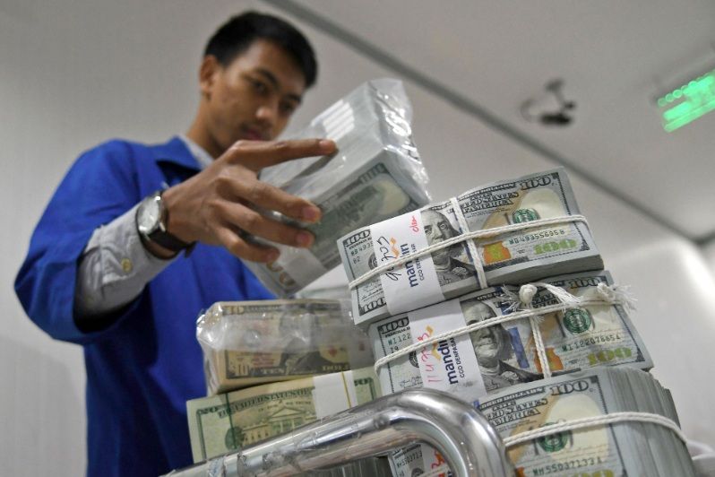 ILUSTRASI: Petugas menata uang dolar Amerika Serikat di salah satu cash pooling.
