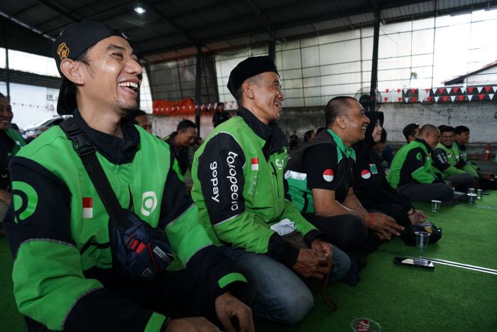 BAHAGIA: Sejumlah mitra driver merayakan 15 tahun Gojek dengan doa bersama di Surabaya, Minggu (2/11/2025).