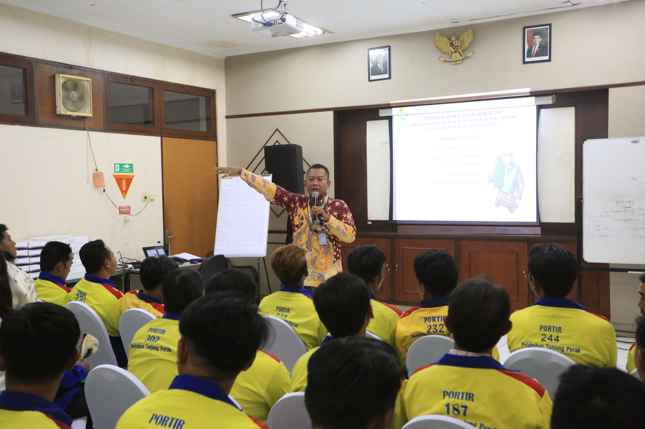 UPGRADE KEAHLIAN: Pelatihan Keselamatan dan Kesehatan Kerja (K3) serta Service Excellent bagi Portir, yang diselenggarakan Pelindo, Jumat (31/10/25).