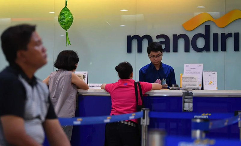 SIBUK: Aktivitas di Bank Mandiri yang menjadi salah satu dari lima bank himbara yang menerima dana pemerintah atau SAL.