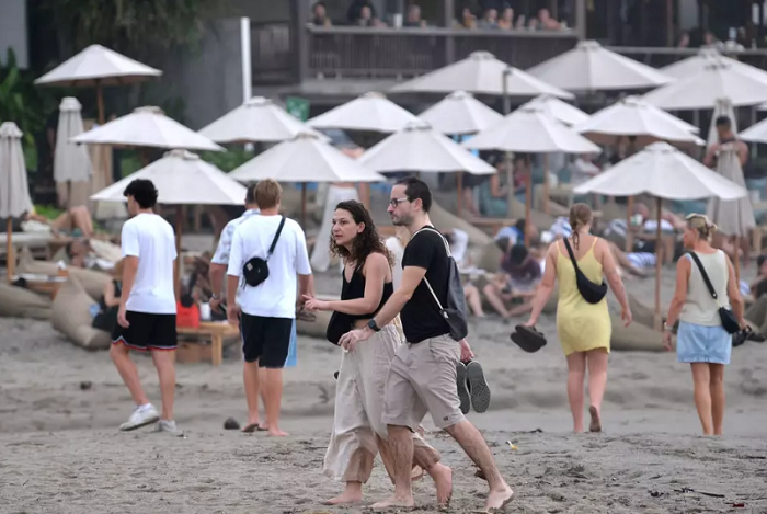JALAN: Wisman melenggang di salah satu pantai di kawasan Pulau Bali. Selama Januari hingga September, jumlah turis asing yang mengunjungi Indonesia mencapai 11,34 juta orang.