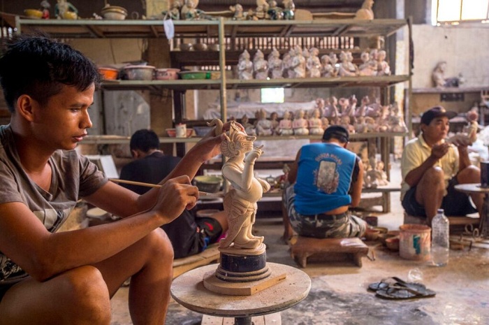 PROSES: Industri kreatif seperti kerajinan patung merupakan kekuatan baru dalam perekonomian.
