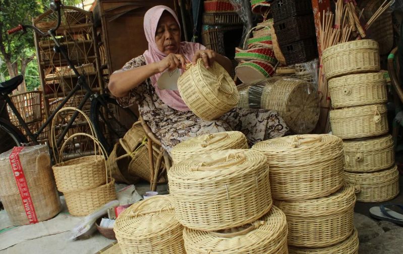 PROSES: Aktivitas salah satu pelaku usaha sektor UMKM.