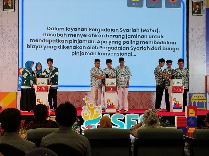 SELAMAT: MAN 2 Kota Malang (kiri) berhasil menjadi juara 1 Kompetisi Cerdas Cermat Keuangan Syariah Pelajar, sedangkan juara 2 adalah MAN 4 Jakarta (kanan), dan juara 3 diraih oleh SMAN 2 Kuningan.
