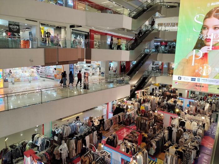 DAYA BELI: Suasana di salah satu pusat perbelanjaan di Surabaya.
