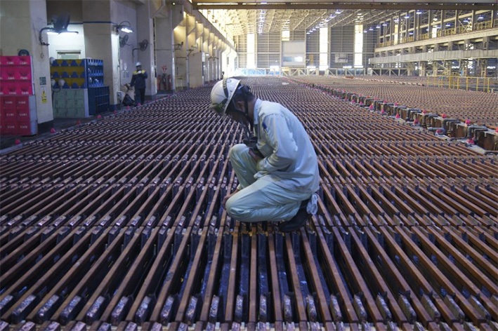 CEK: Seorang pekerja di industri tembaga mengecek pekerjaan mereka. Hilirisasi tembaga menjadi bagian dari strategi pemerintah untuk mewujudkan kemadirian energi.