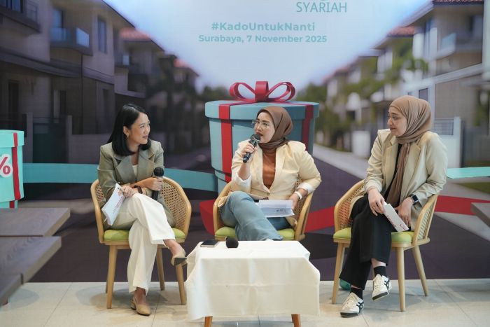 BERBAGI: Chief Customer Marketing Officer Prudential Syariah, Vivin Arbianti Gautama (tengah) di acara talkshow media di Surabaya, Jumat (7/11/2025).