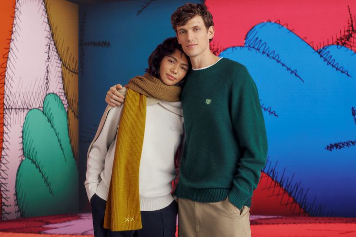 KOLEKSI DEWASA: Sweater kashmir kerah bulat hasil kolaborasi Uniqlo dengan Kaws untuk menghadapi musim dingin.