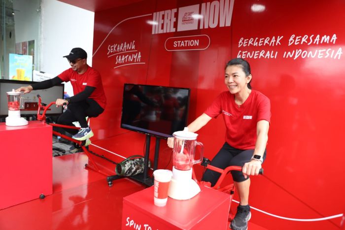 SEHAT BERSAMA: President Director dan CEO Generali Indonesia, Rebecca Tan (kanan) bersama Windra Krismansyah, Head of Corporate Communication (kiri) menghadiri kegiatan Here Now healthy challenge di