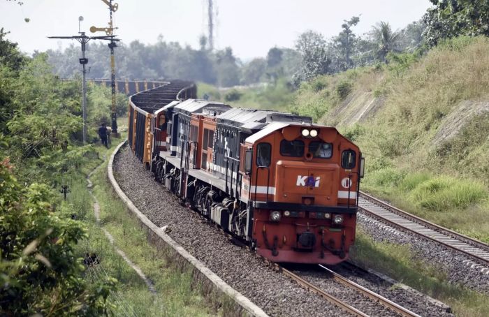 JALAN: KAI mencatat kenaikan angkutan batu bara 1,98 juta ton dan menjadi bukti komitmen menjaga energi nasional tetap mengalir.