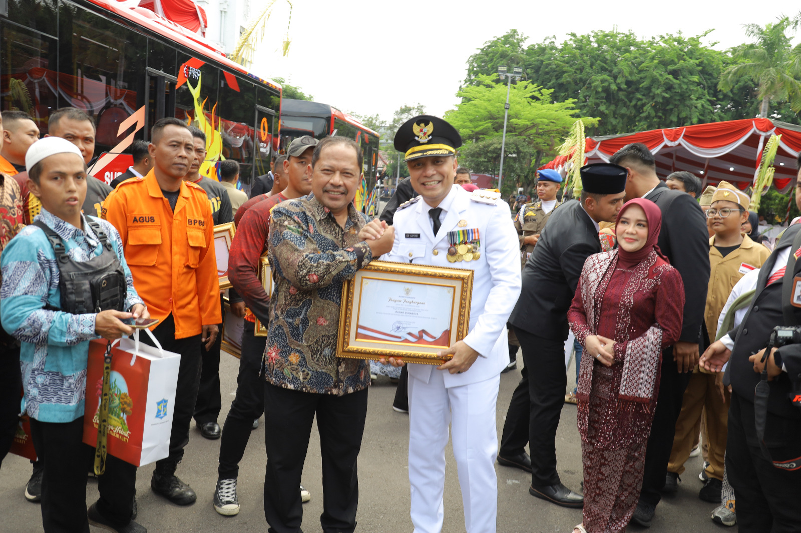 PRESTASI: Direktur Radar Surabaya Lilik Widyantoro bersama Wali Kota Surabaya Eri Cahyadi di sela Peringatan Hari Pahlawan di Balai Kota, Senin (10/11).