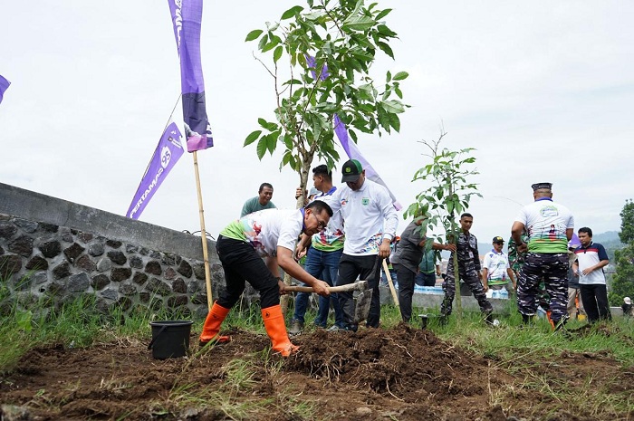 TANAM: Setiap pembelian 10 liter Pertamax Green di Kota Malang dan sekitarnya, masyarakat berkontribusi untuk penanaman satu batang pohon (pembayaran tunai) dan dua pohon (pembayaran MyPertamina).