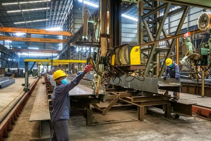 INDUSTRI: Aktivitas di salah satu pabrik baja nasional. Saat ini 55 persen konsumsi baja nasional masih dipasok produk impor, terutama dari China.