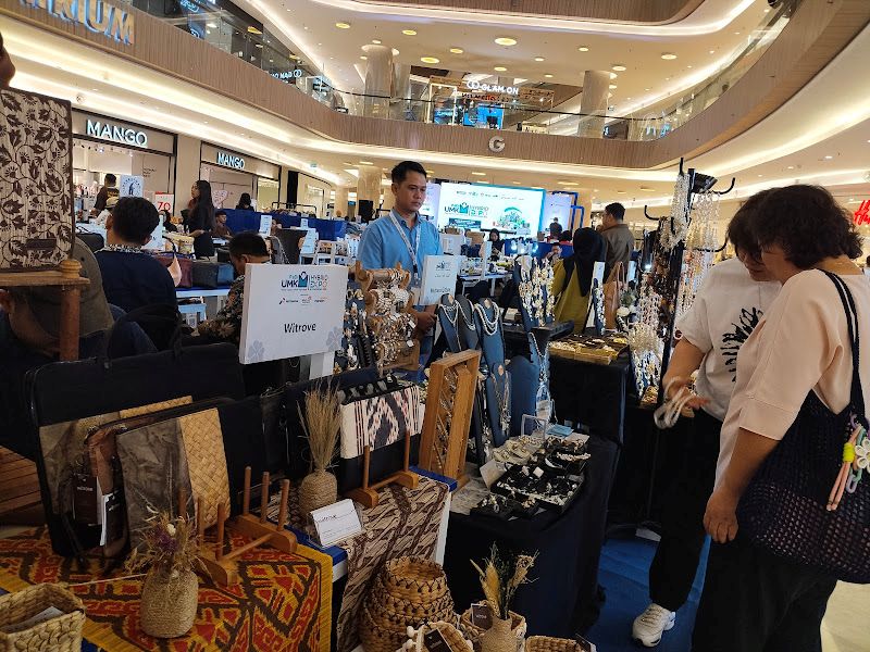 KERAJINAN: Pameran UMKM di salah satu pusat perbelanjaan di Surabaya menjadi jembatan untuk memperluas pasar.